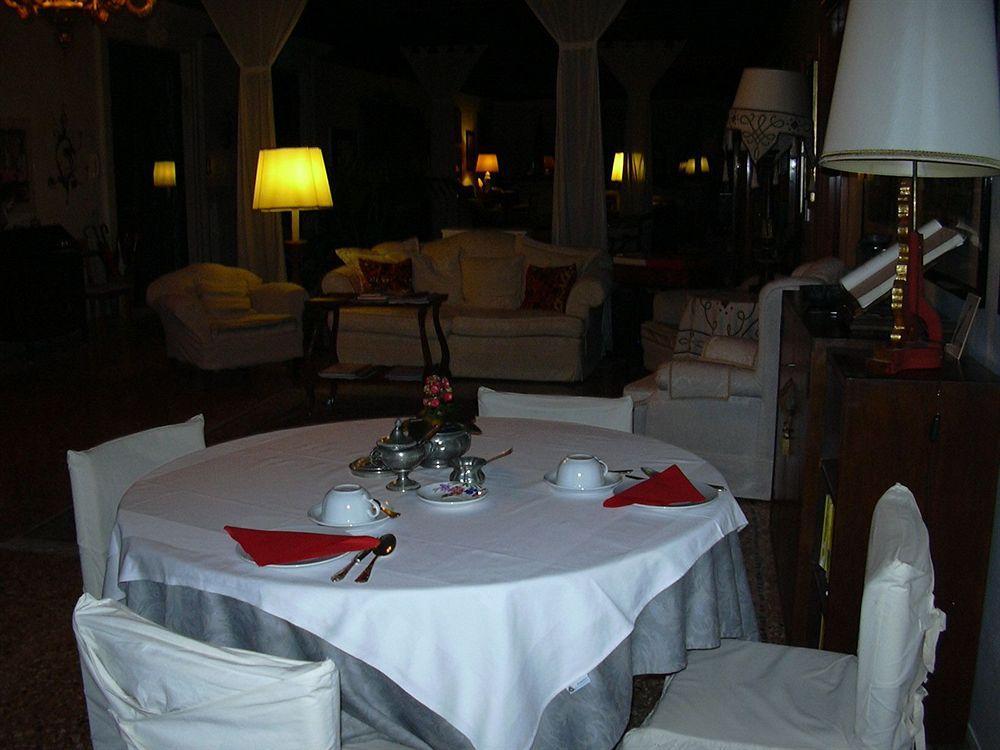 Bed & Breakfast At A Palazzo Venedig